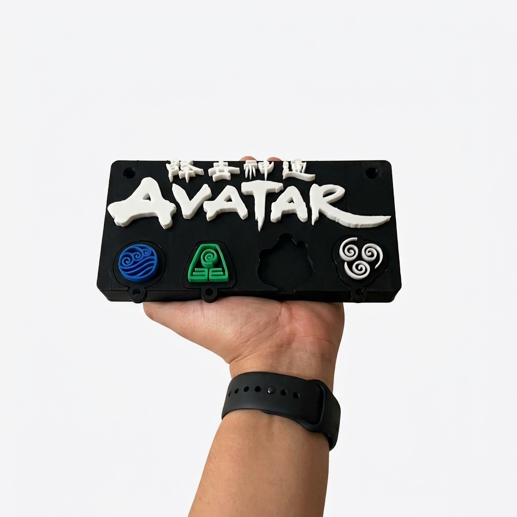 Portallaves de Avatar impreso en 3D sostenido en una mano